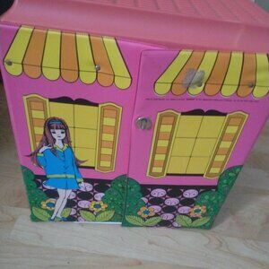 1968 Barbie Family House (TABLE IS BROKEN, MISSING PIECES)